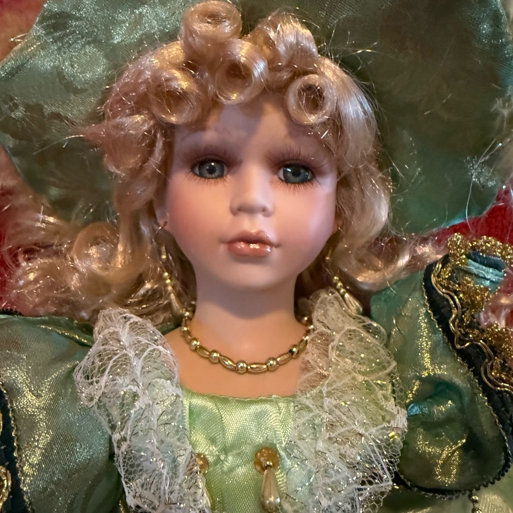VINTAGE Collectible Christina Verdi Collection Porcelain Doll “Christine” - Picture 4 of 4